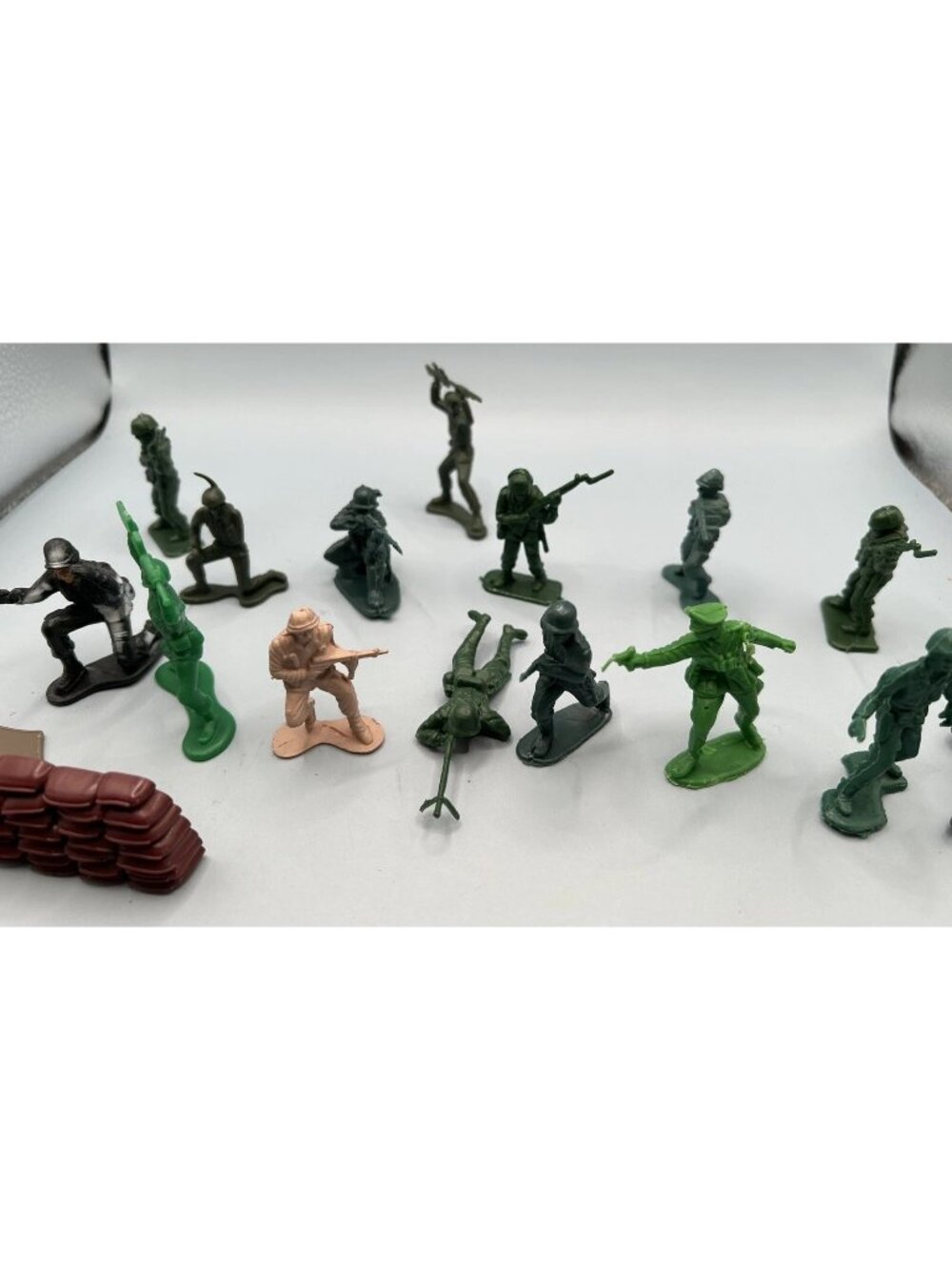 Green Plastic Army Men Rock Wall Toy Figures